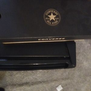 Women coverse tennis